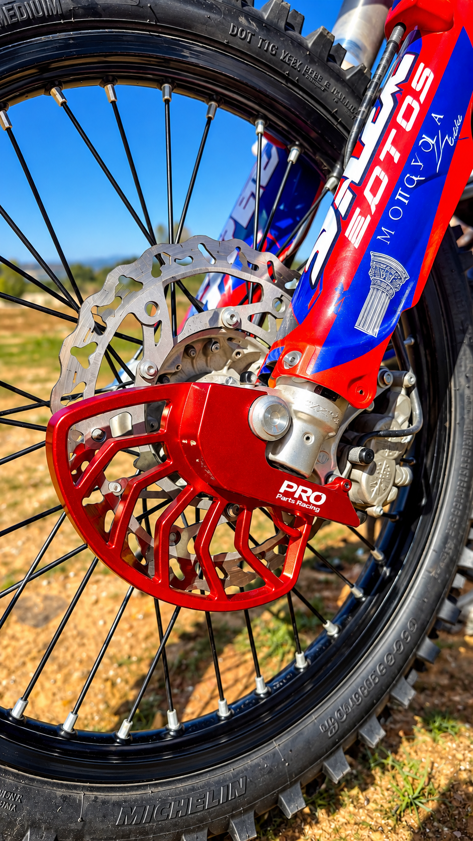 Protector de disco delantero RHINO GUARD rojo montado en Beta RR Race, PRO Parts Racing