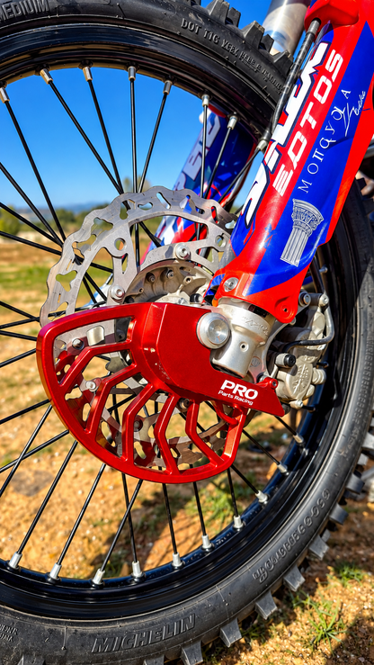 Protector de disco delantero RHINO GUARD rojo montado en Beta RR Race, PRO Parts Racing